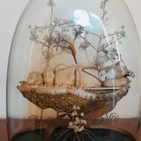 Campana vetro vintage con bambola in culla