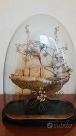 Campana vetro vintage con bambola in culla