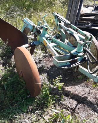 aratro trainato per trattore a cingoli