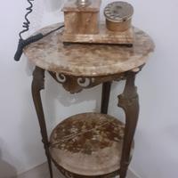 Mobile in marmo antico con telefono antico