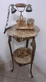 Mobile in marmo antico con telefono antico