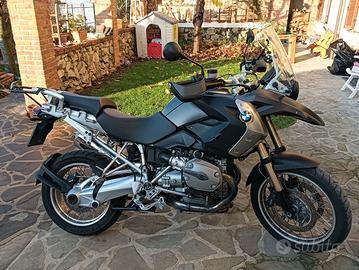 BMW GS 1200 con borse laterali estensibili 