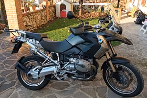 BMW GS 1200 con borse laterali estensibili 