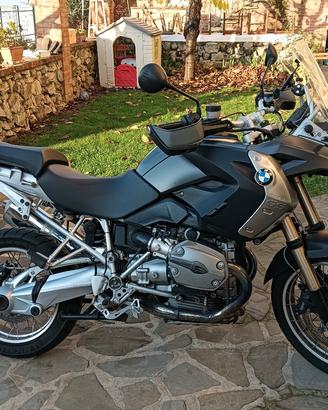BMW GS 1200 con borse laterali estensibili 