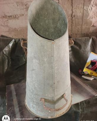 vecchio contenitore secchio per brace carbone1950