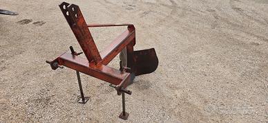 Trattore assolcatore a tre punti