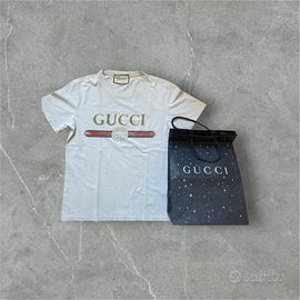 Maglia stile Gucci e Gucci shopping bag