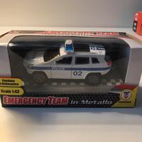 Macchina della polizia in metallo
