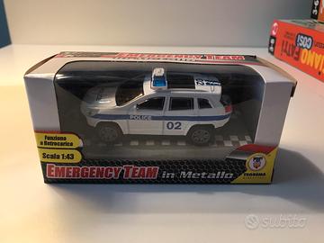 Macchina della polizia in metallo