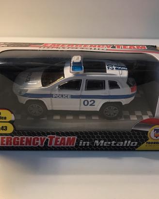 Macchina della polizia in metallo
