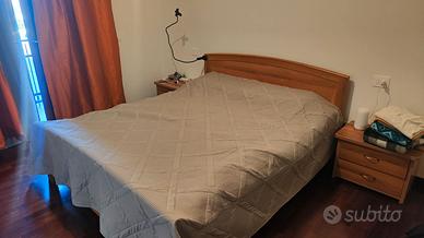 letto con due comodini coordinati
