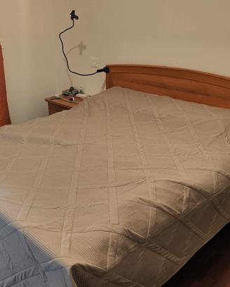 letto con due comodini coordinati