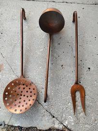 Set vecchi utensili da cucina in rame
