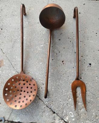 Set vecchi utensili da cucina in rame