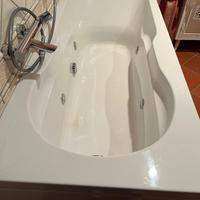 Vasca idromassaggio con rubinetteria