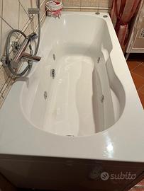 Vasca idromassaggio con rubinetteria