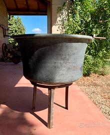 Calderone antico in rame con treppiede  75 cm