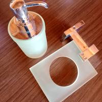 Porta sapone liquido in vetro con finiture cromate