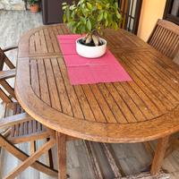 Altalena e tavolo con quattro sedie di legno