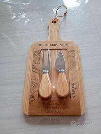 Tagliere per formaggio con coltelli