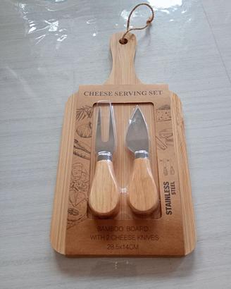 Tagliere per formaggio con coltelli