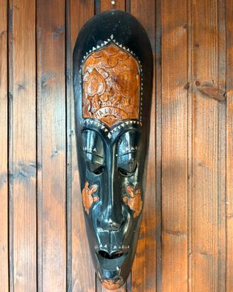 Grande maschera etnica in legno intagliata a mano