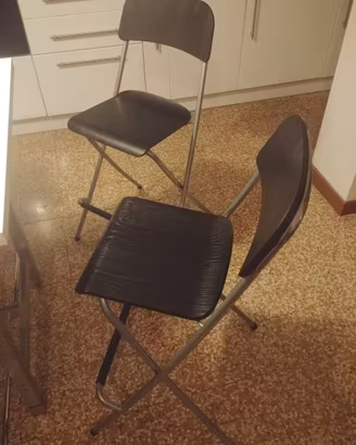 N. 2 SGABELLI NERI PIEGHEVOLI IN METALLO E LEGNO