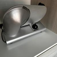 Affettatrice elettrica casalinga in acciaio inox