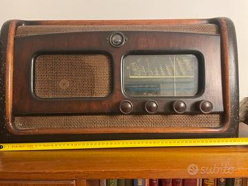 Antica radio d’epoca restaurata
