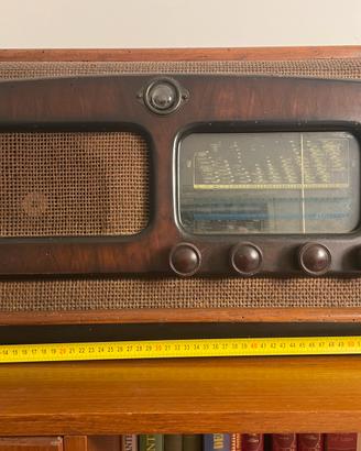 Antica radio d’epoca restaurata