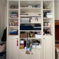 Libreria artigianale in legno laccato avorio