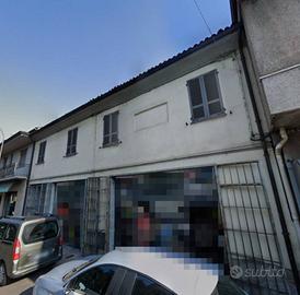 Negozio con laboratorio e autorimesse a Castel San