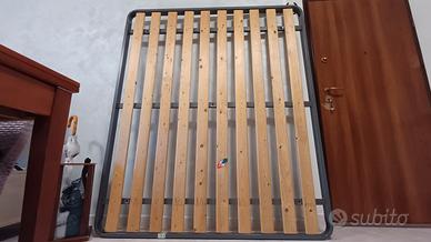 Rete matrimoniale in doghe di legno con piedi 