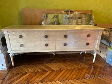 Credenza con cassetti e specchio dorato