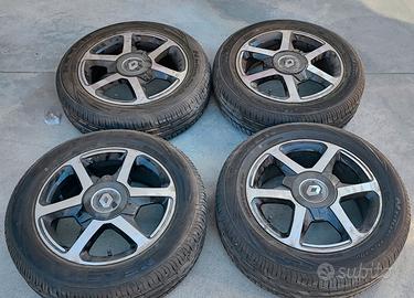 Cerchi in lega Renault con gomme da 15