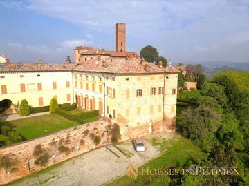Rustico / Casale di 250 m² con più di 5 locali a M