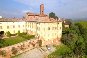 Rustico / Casale di 250 m² con più di 5 locali a M