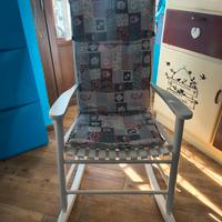 sedia a dondolo con cuscino patchwork 