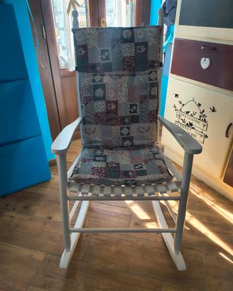 sedia a dondolo con cuscino patchwork 
