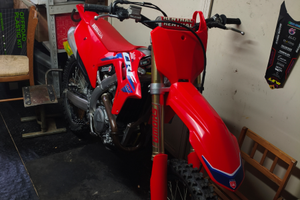 CRF 250r 2024 red moto