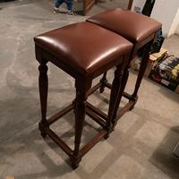 coppia di sgabelli in pelle e legno