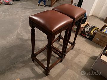 coppia di sgabelli in pelle e legno