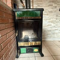 Stufa a legna La Nordica in ghisa verde e nera
