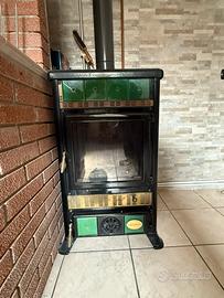 Stufa a legna La Nordica in ghisa verde e nera