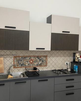 cucina con tavolo e sedie