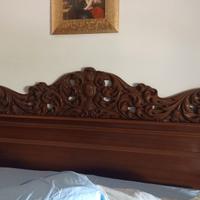 Testiera antica in legno di noce