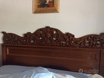 Testiera antica in legno di noce