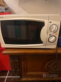 Forno microonde vecchio ma funzionante
