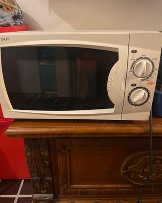 Forno microonde vecchio ma funzionante