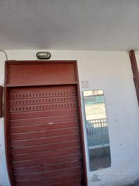 locale commerciale oppure uso deposto 